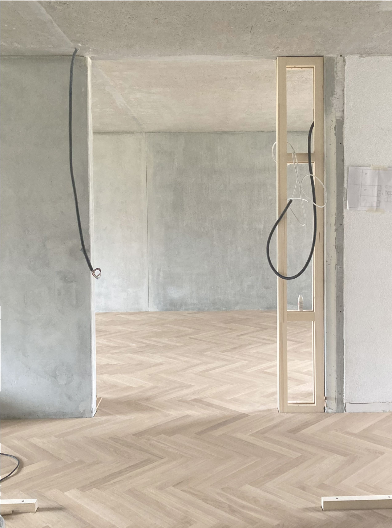 Innenarchitektur Zürich – Übergang zwischen Betonwand und weißer Wand, Marin Architektur