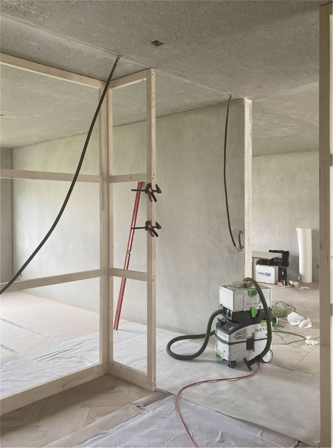 Architekturbüro Zürich – moderner Flur mit Holzboden und weißen Wänden