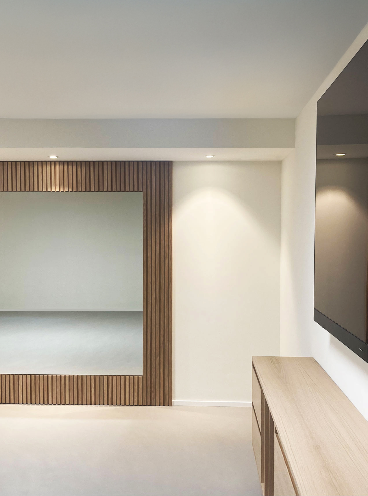 Minimalistische Badezimmergestaltung in Zürich – Beton, Glas und Beleuchtung