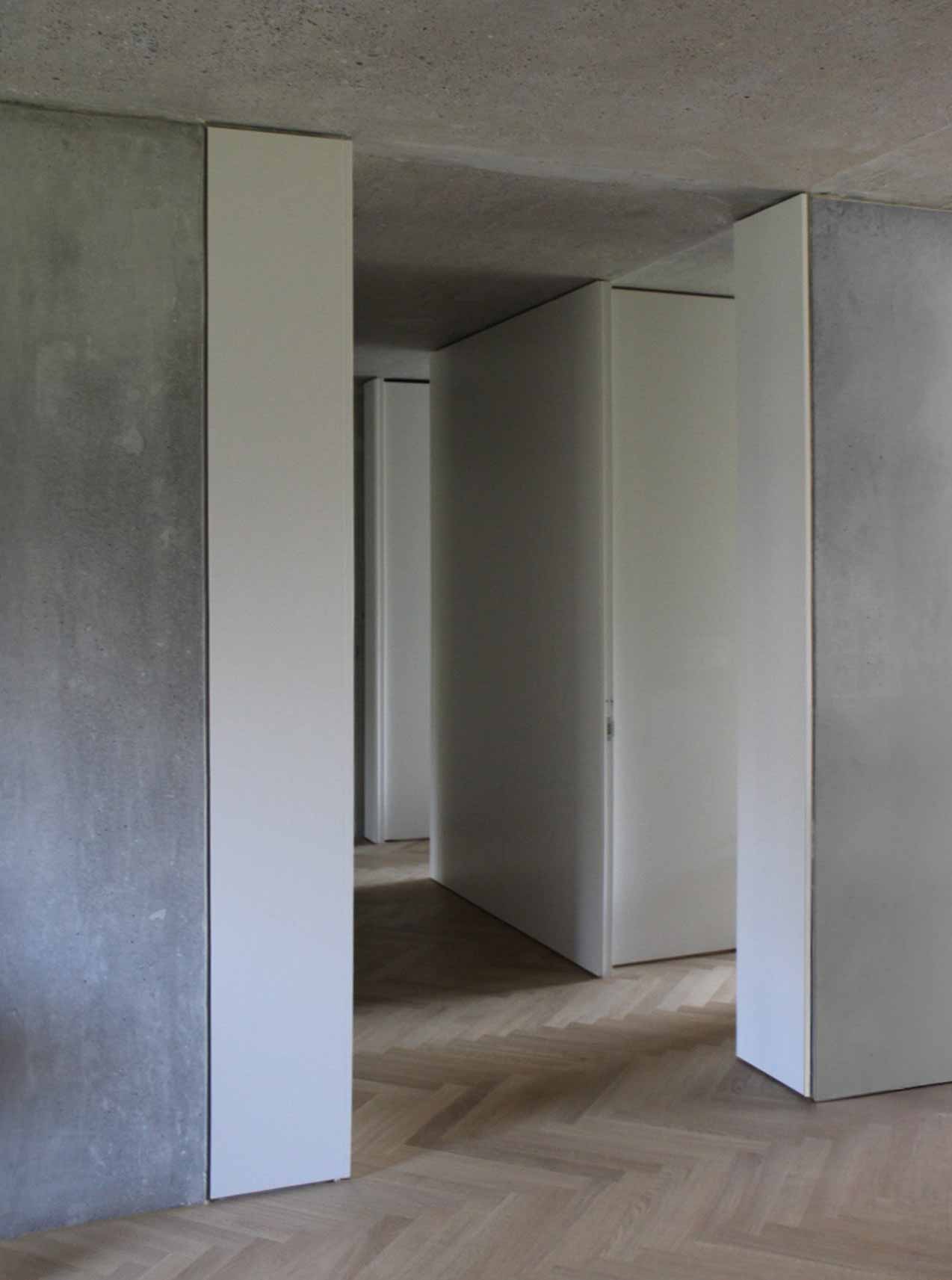 Architektur Zürich – Detail Betonwand und weiße Wand im Innenausbau