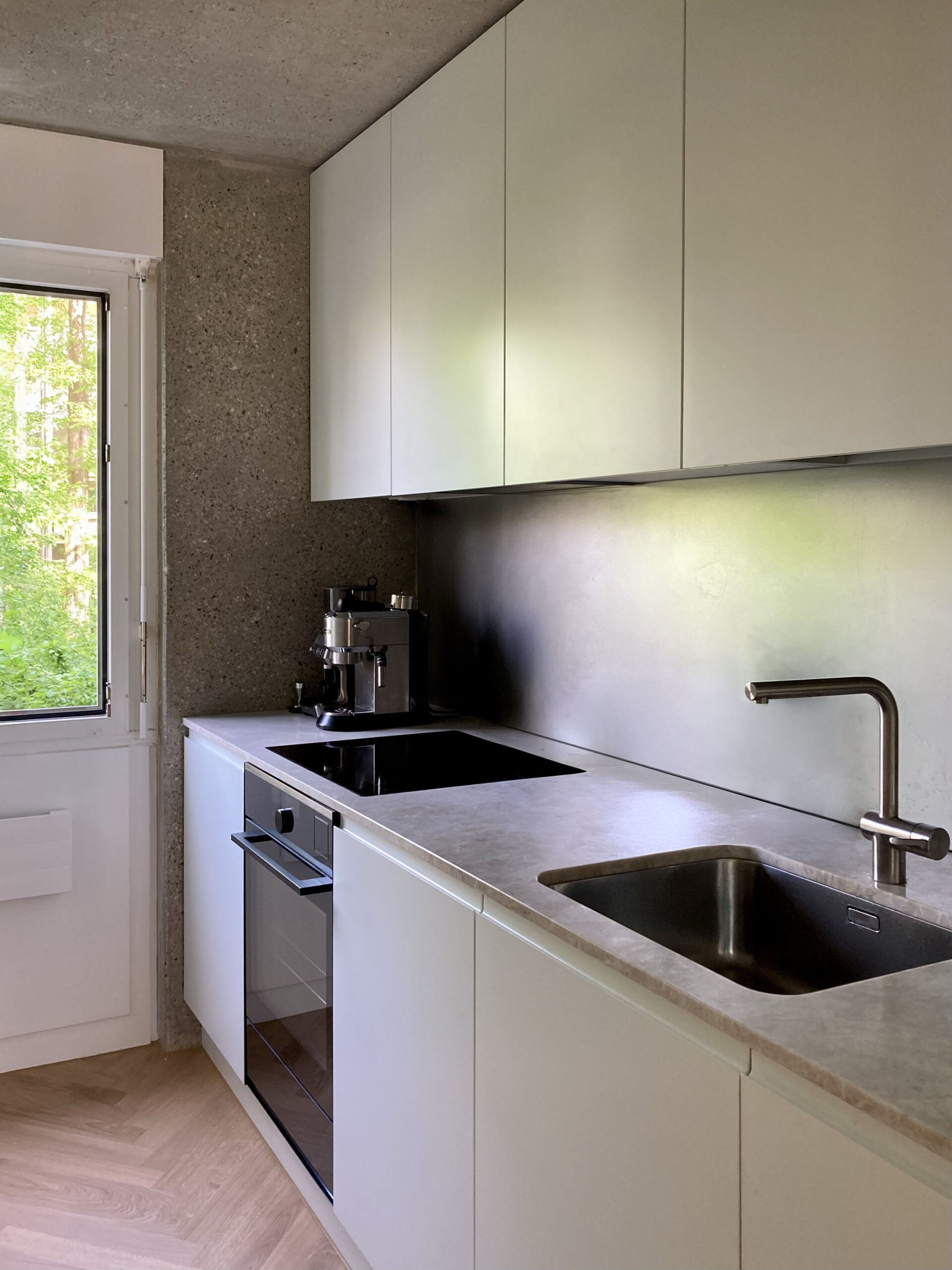 Wohnhaus Zürich – renovierte Holztreppe mit weißer Wand, Marin Architektur