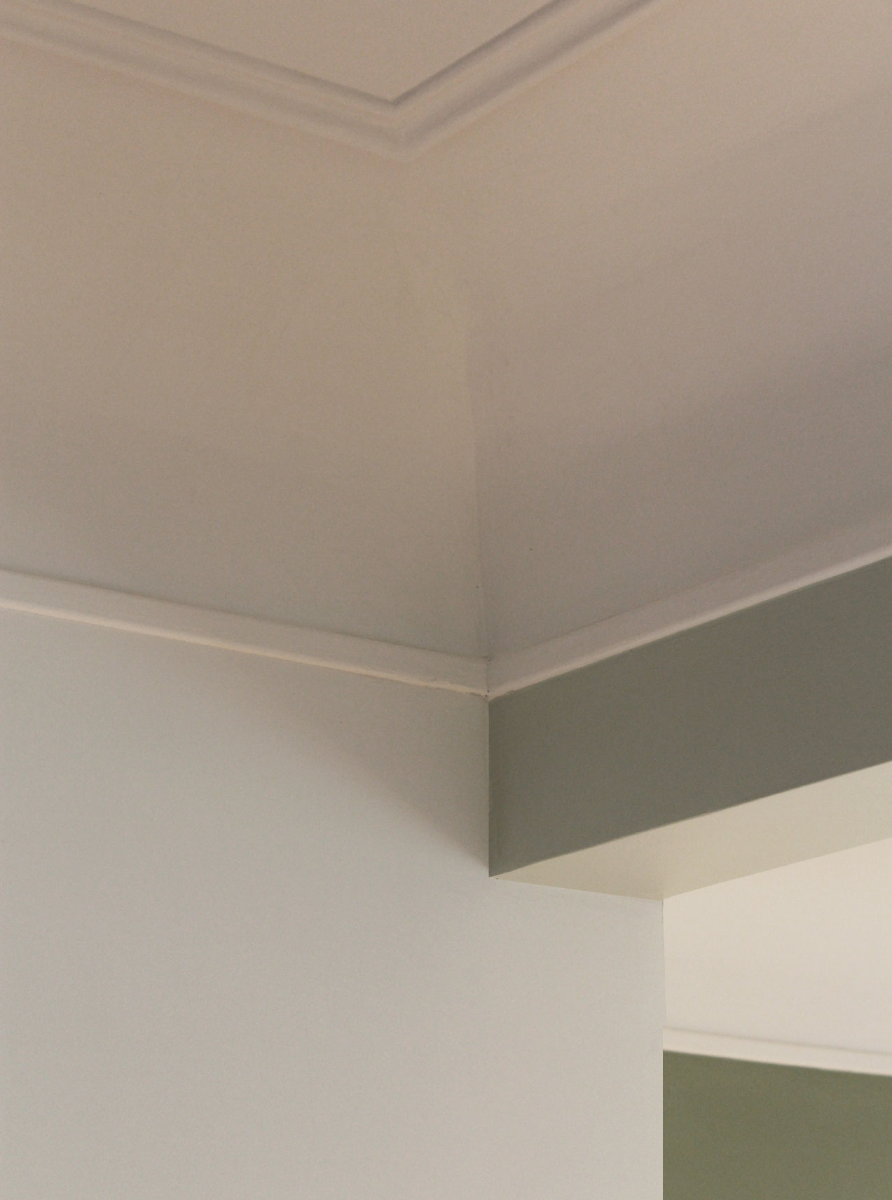 Innenausbau Zürich – Renovierung mit Betonwänden und Holzboden im Fischgrätmuster